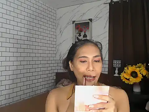 Snapshot of Latinahugecock chatting on 25, 9, 2025 Latinahugecock online show from 25, 9, 2025