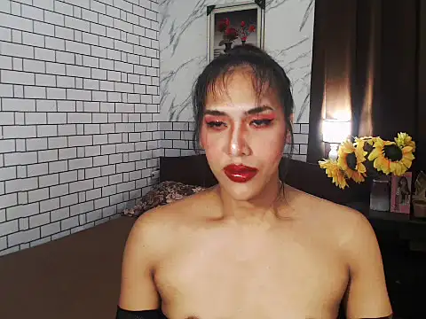 Snapshot of Latinahugecock chatting on 3, 10, 2025 Latinahugecock online show from 3, 10, 2025