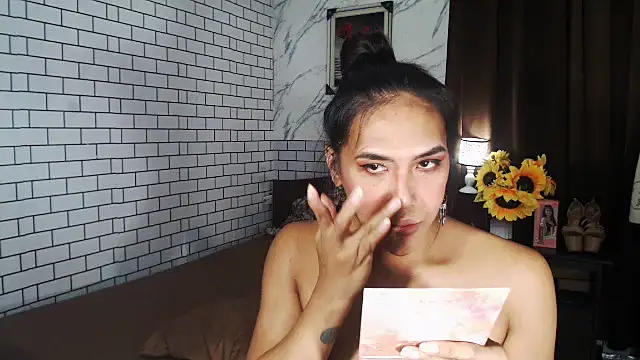 Snapshot of Latinahugecock chatting on 4, 10, 2025 Latinahugecock online show from 4, 10, 2025