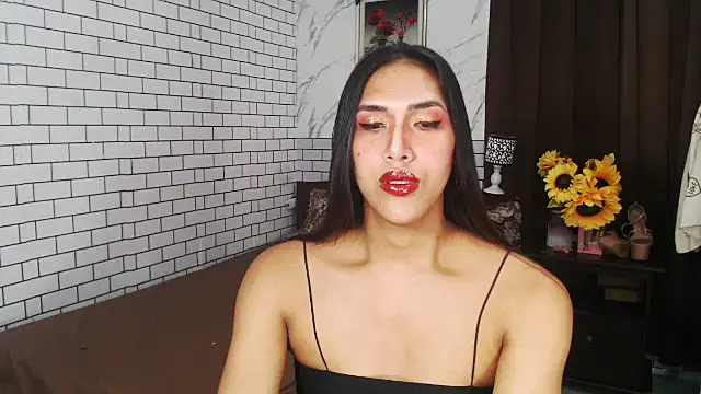 Snapshot of Latinahugecock chatting on 6, 10, 2025 Latinahugecock online show from 6, 10, 2025