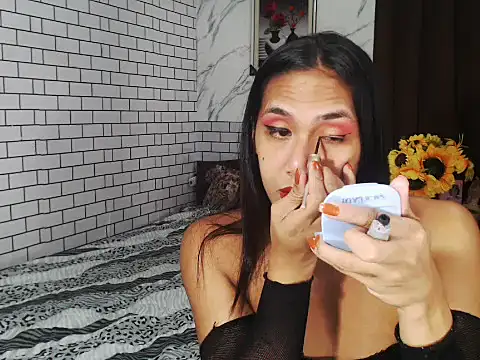Snapshot of Latinahugecock chatting on 9, 10, 2025 Latinahugecock online show from 9, 10, 2025