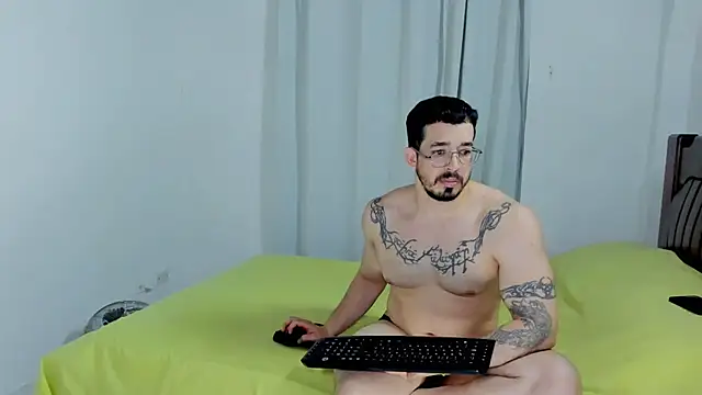 Snapshot of Hunter_Hoott chatting on 18, 12, 2025 Hunter Hoott online show from 18, 12, 2025