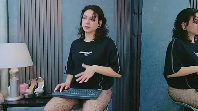 Snapshot of AtheneaCross chatting on 29, 11, 2025 AtheneaCross online show from 29, 11, 2025