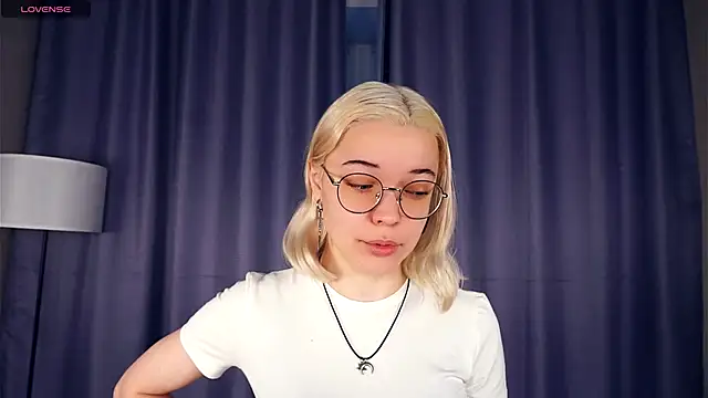 Snapshot of EdaKirkIin chatting on 13, 11, 2025 EdaKirkIin online show from 13, 11, 2025