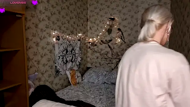 Snapshot of EdaKirkIin chatting on 16, 12, 2025 EdaKirkIin online show from 16, 12, 2025