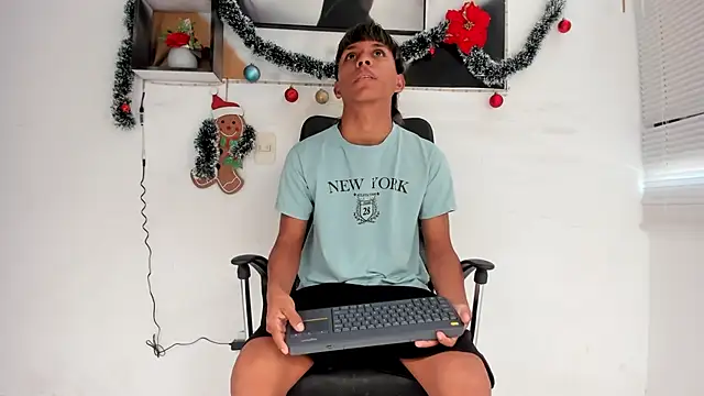 Snapshot of tyler_twink_boy chatting on 16, 12, 2025 tyler twink boy online show from 16, 12, 2025