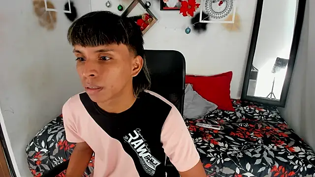 Snapshot of tyler_twink_boy chatting on 21, 12, 2025 tyler twink boy online show from 21, 12, 2025