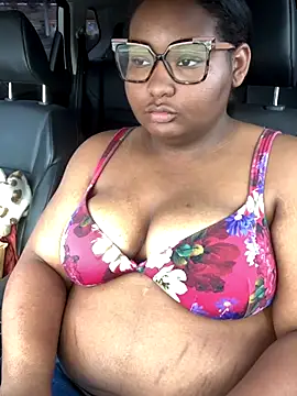 Snapshot of PoppyLuxe chatting on 8, 11, 2025 PoppyLuxe online show from 8, 11, 2025