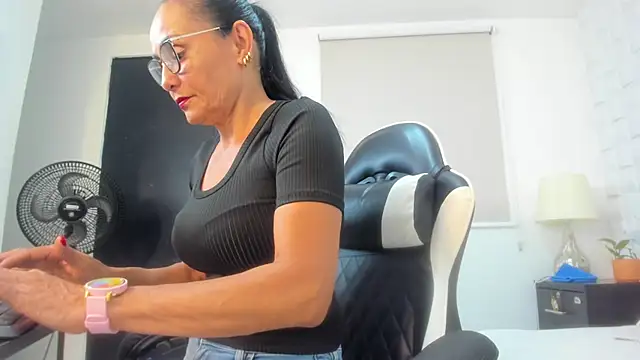 yulitza1025 online show from 9, 3, 2026