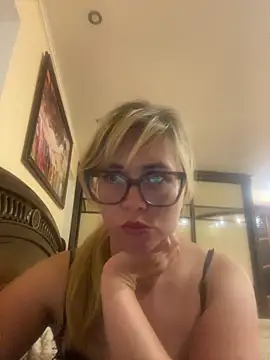 Crystal00Girl online show from 17, 9, 2025