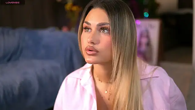 Snapshot of KayaAzur chatting on 6, 11, 2025 KayaAzur online show from 6, 11, 2025