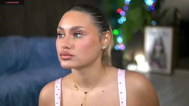 Snapshot of KayaAzur chatting on 10, 11, 2025 KayaAzur online show from 10, 11, 2025