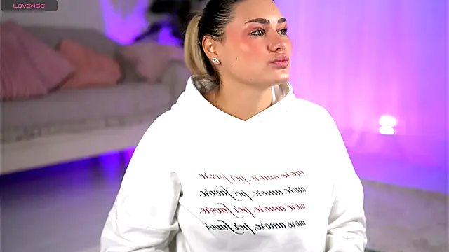 Snapshot of KayaAzur chatting on 4, 12, 2025 KayaAzur online show from 4, 12, 2025