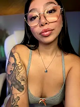 Snapshot of Maddy_Piink chatting on 16, 12, 2025 Maddy Piink online show from 16, 12, 2025