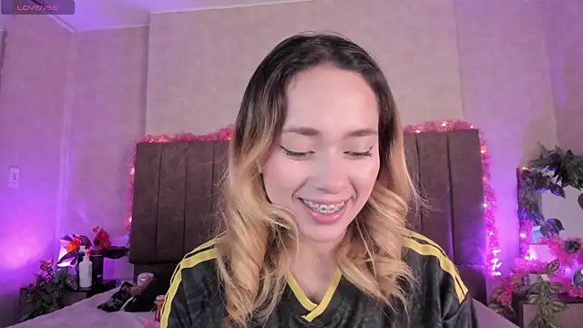 Snapshot of LanaMills_ chatting on 4, 7, 2026 LanaMills online show from 4, 7, 2026