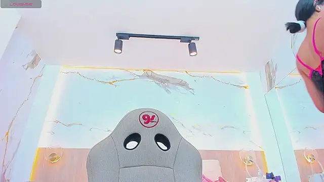 Snapshot of valirya_devote chatting on 18, 12, 2025 valirya devote online show from 18, 12, 2025