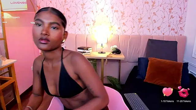 Snapshot of halleylorens chatting on 14, 7, 2026 halleylorens online show from 14, 7, 2026