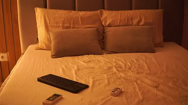 EllyLynn online show from 4, 10, 2025