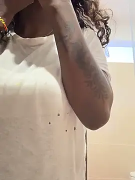 Snapshot of EmilyKisx chatting on 22, 10, 2025 EmilyKisx online show from 22, 10, 2025