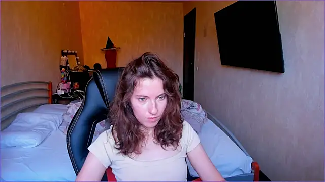 Agata in Wonderland online show from 9, 10, 2025