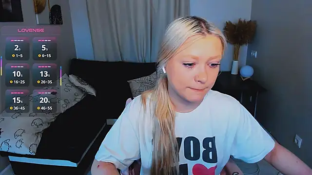 Snapshot of Millie_Vanillies chatting on 5, 12, 2025 Millie Vanillies online show from 5, 12, 2025