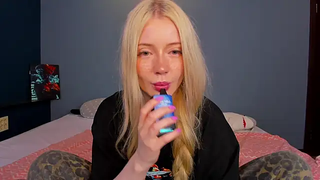 Snapshot of Lillie_Berry chatting on 10, 7, 2026 Lillie Berry online show from 10, 7, 2026