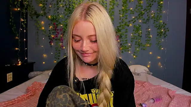 Snapshot of Lillie_Berry chatting on 14, 7, 2026 Lillie Berry online show from 14, 7, 2026