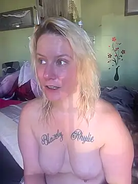 Snapshot of RhondaRump chatting on 19, 11, 2025 RhondaRump online show from 19, 11, 2025