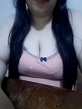 Snapshot of Madam-bezoul- chatting on 9, 10, 2025 Madam-bezoul- online show from 9, 10, 2025