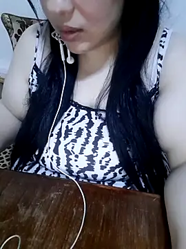 Snapshot of Madam-bezoul- chatting on 8, 11, 2025 Madam-bezoul- online show from 8, 11, 2025