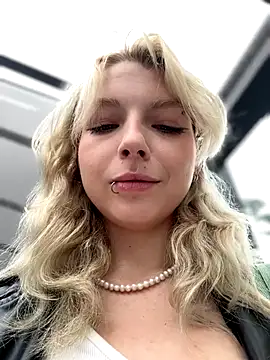 Snapshot of EveLittleSinner chatting on 18, 9, 2025 EveLittleSinner online show from 18, 9, 2025