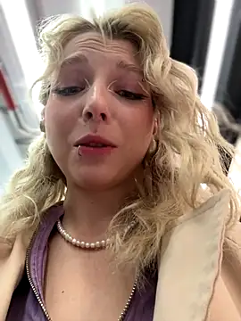 Snapshot of EveLittleSinner chatting on 21, 9, 2025 EveLittleSinner online show from 21, 9, 2025