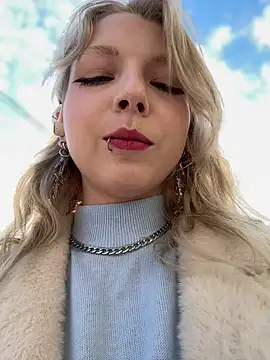 Snapshot of EveLittleSinner chatting on 7, 10, 2025 EveLittleSinner online show from 7, 10, 2025