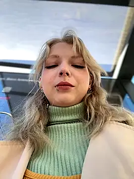 Snapshot of EveLittleSinner chatting on 8, 10, 2025 EveLittleSinner online show from 8, 10, 2025