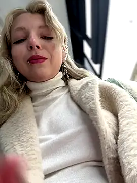 Snapshot of EveLittleSinner chatting on 12, 10, 2025 EveLittleSinner online show from 12, 10, 2025