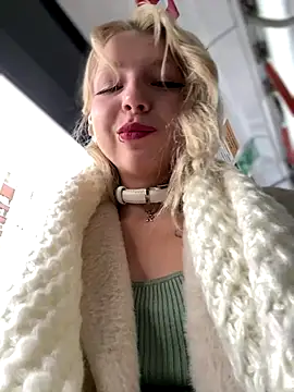 Snapshot of EveLittleSinner chatting on 13, 10, 2025 EveLittleSinner online show from 13, 10, 2025