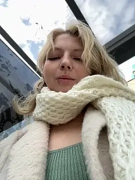 Snapshot of EveLittleSinner chatting on 19, 10, 2025 EveLittleSinner online show from 19, 10, 2025