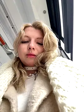 Snapshot of EveLittleSinner chatting on 22, 10, 2025 EveLittleSinner online show from 22, 10, 2025