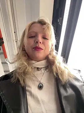 Snapshot of EveLittleSinner chatting on 28, 10, 2025 EveLittleSinner online show from 28, 10, 2025