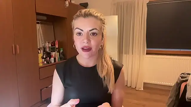 Snapshot of princess17 chatting on 13, 10, 2025 princess17 online show from 13, 10, 2025