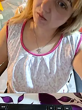 Snapshot of qSensi chatting on 21, 11, 2025 qSensi online show from 21, 11, 2025