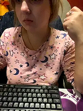 Snapshot of qSensi chatting on 30, 11, 2025 qSensi online show from 30, 11, 2025