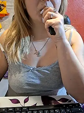 Snapshot of qSensi chatting on 2, 12, 2025 qSensi online show from 2, 12, 2025