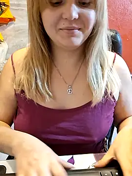 Snapshot of qSensi chatting on 2, 12, 2025 qSensi online show from 2, 12, 2025