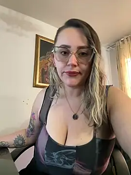 Snapshot of CurvyLust_x chatting on 13, 5, 2026 CurvyLust x online show from 13, 5, 2026