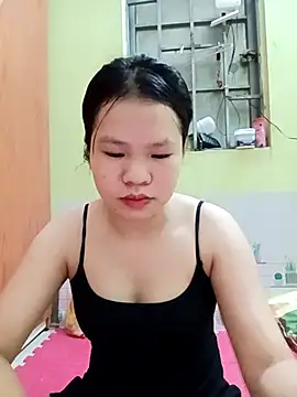 Snapshot of emyeuhss chatting on 12, 9, 2025 emyeuhss online show from 12, 9, 2025