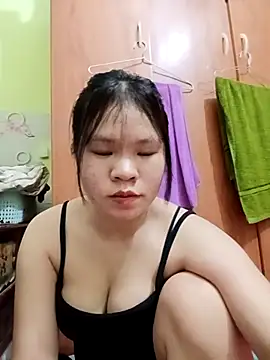 Snapshot of emyeuhss chatting on 4, 10, 2025 emyeuhss online show from 4, 10, 2025