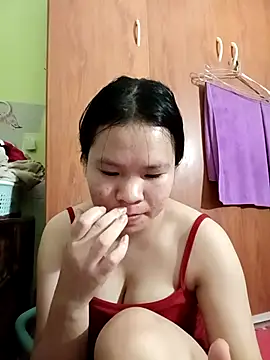 Snapshot of emyeuhss chatting on 6, 10, 2025 emyeuhss online show from 6, 10, 2025