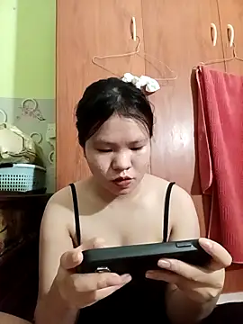 Snapshot of emyeuhss chatting on 15, 10, 2025 emyeuhss online show from 15, 10, 2025