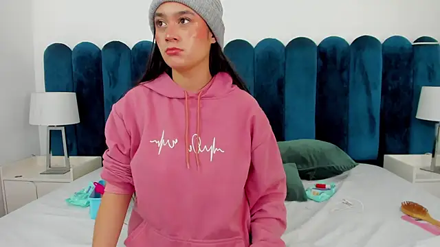 EmilyHanks  online show from 14, 11, 2025